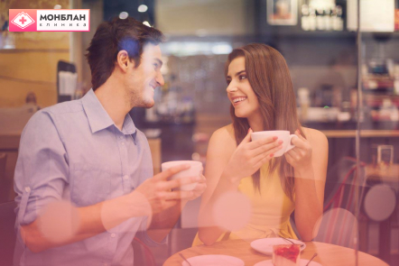 Девушка с парнем пьют кофе Девушка с парнем пьют кофе